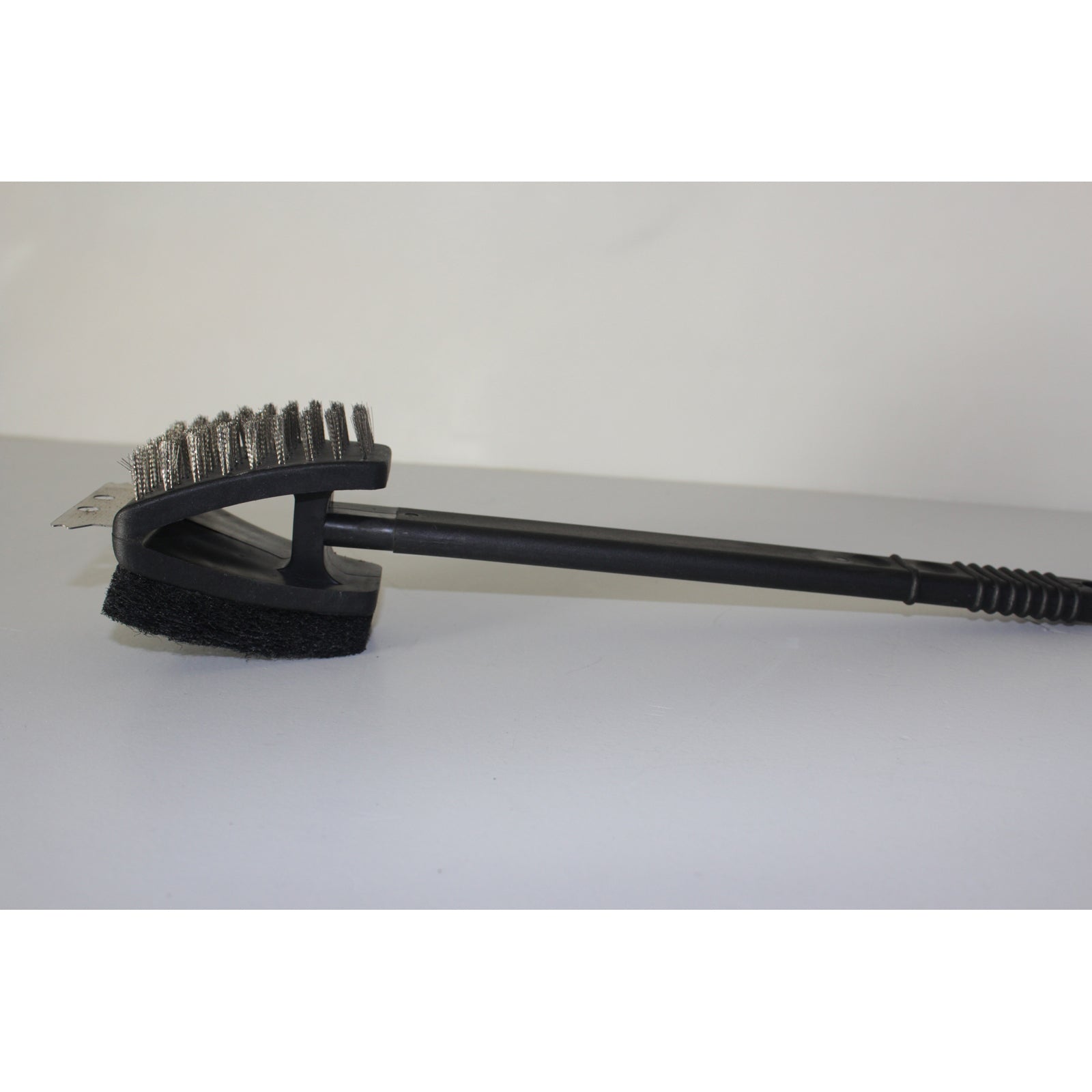 Outdoor Magic - 3 in 1 Brush, Scraper & Scrubber- 11070